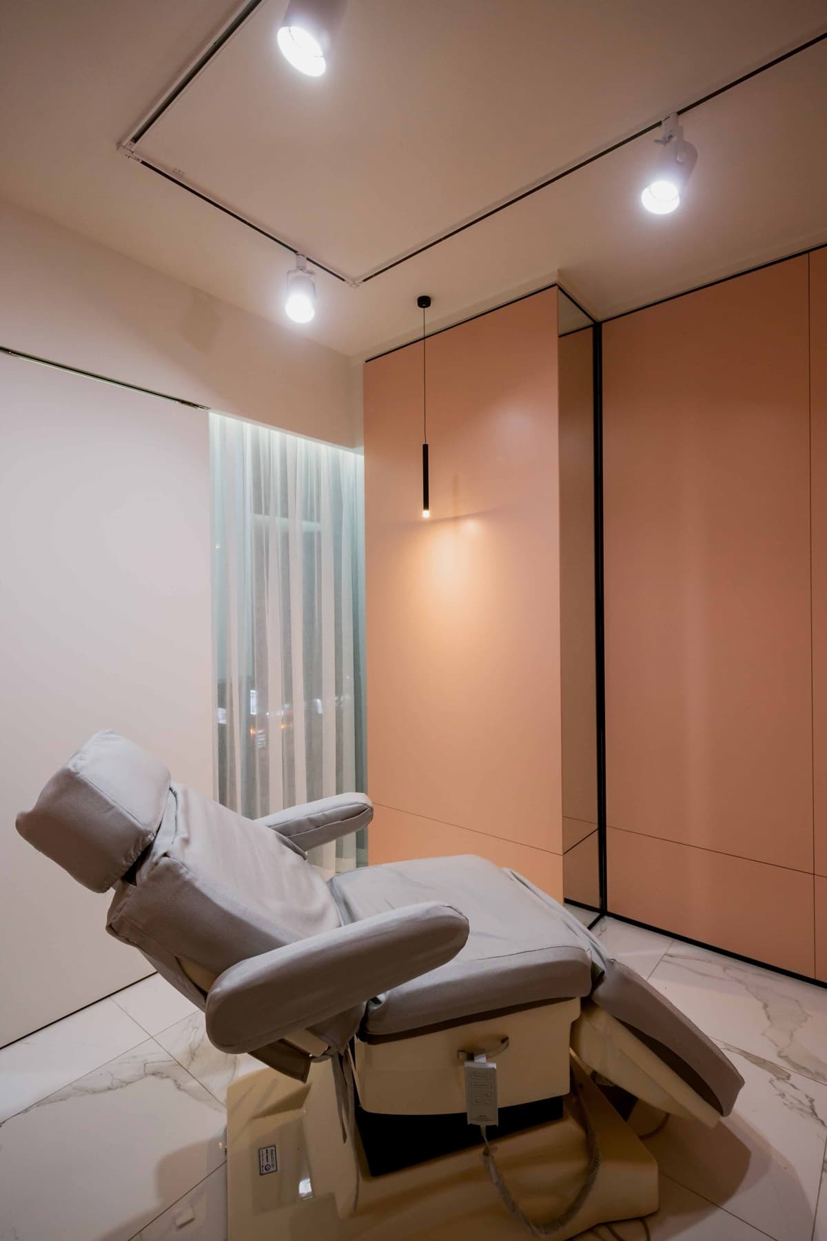Private treatment room at KLEAM Clinic Hongdae