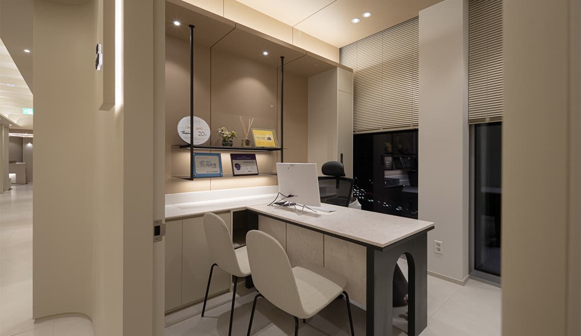 Consultation room at The Heal Dermatology Clinic's Sinsa branch